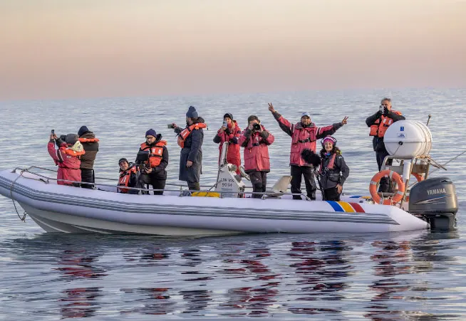 Semirrígido Iris con un grupo de fotógrafos a bordo en aguas calmas